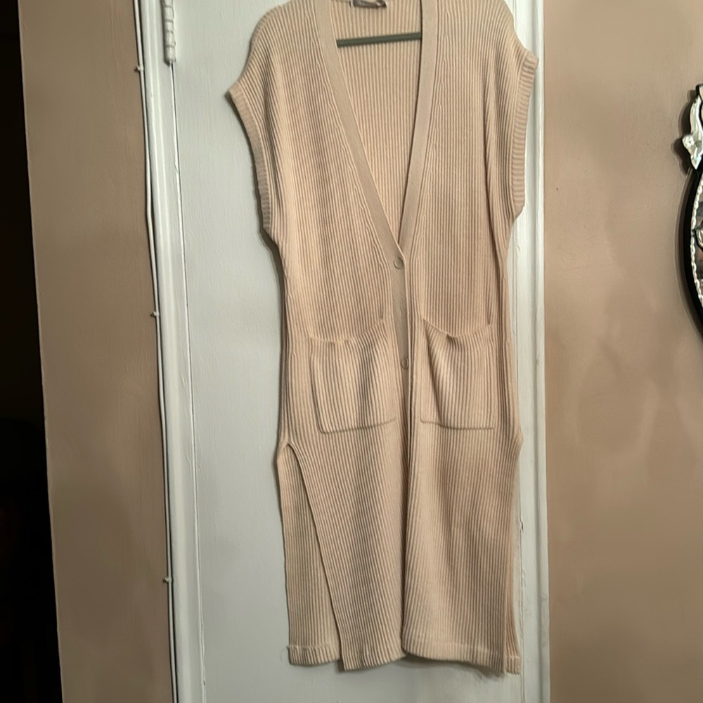 long cardigan , knitted with 2 front pockets 
7 front buttons